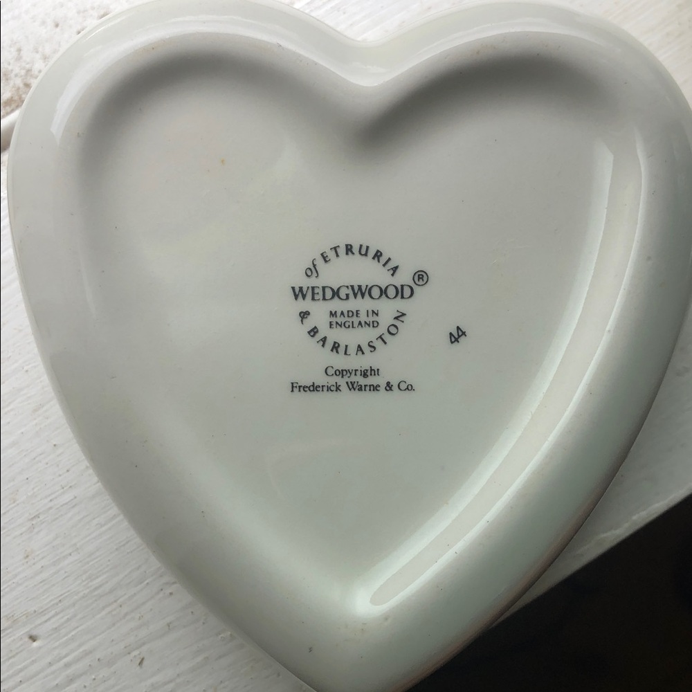 Wedgewood porcelain bunny box - Picture 8 of 9